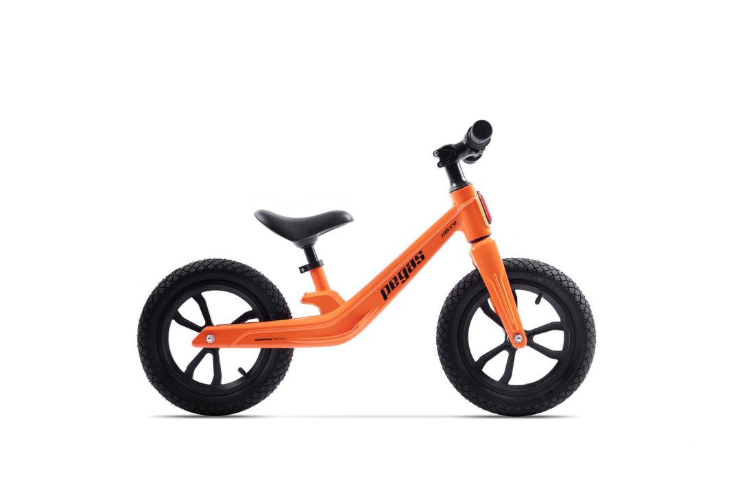 Mathematical Any Celsius Bicicleta Pegas Micro Fara Pedale Din Magneziu Cu Kit De Schi Inclus, Roți  12 inch Portocaliu /Negru | Bicicleta Pegas